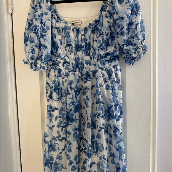 Dresses & Skirts - Blue floral Abercrombie dress. Perfect for spring and summer. Worn only once.